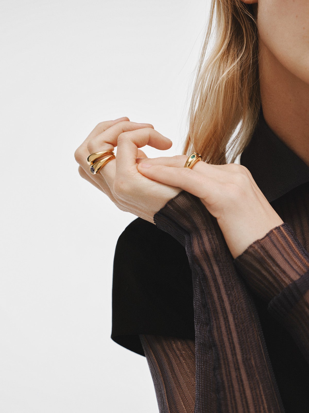 Anillo de plata 925 bañada en oro amarillo de 18K con cuarzo verde central y ónix verdes