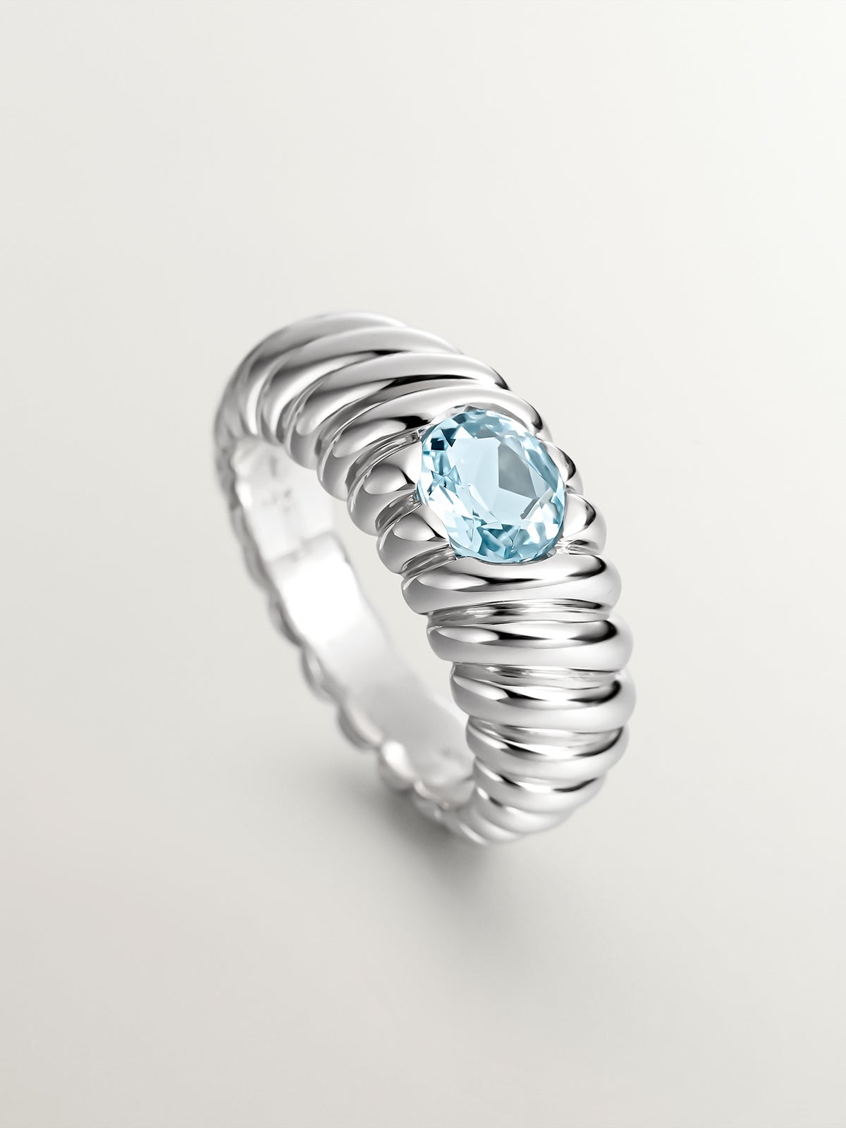 Anillo gallonado de plata 925 con topacio azul sky