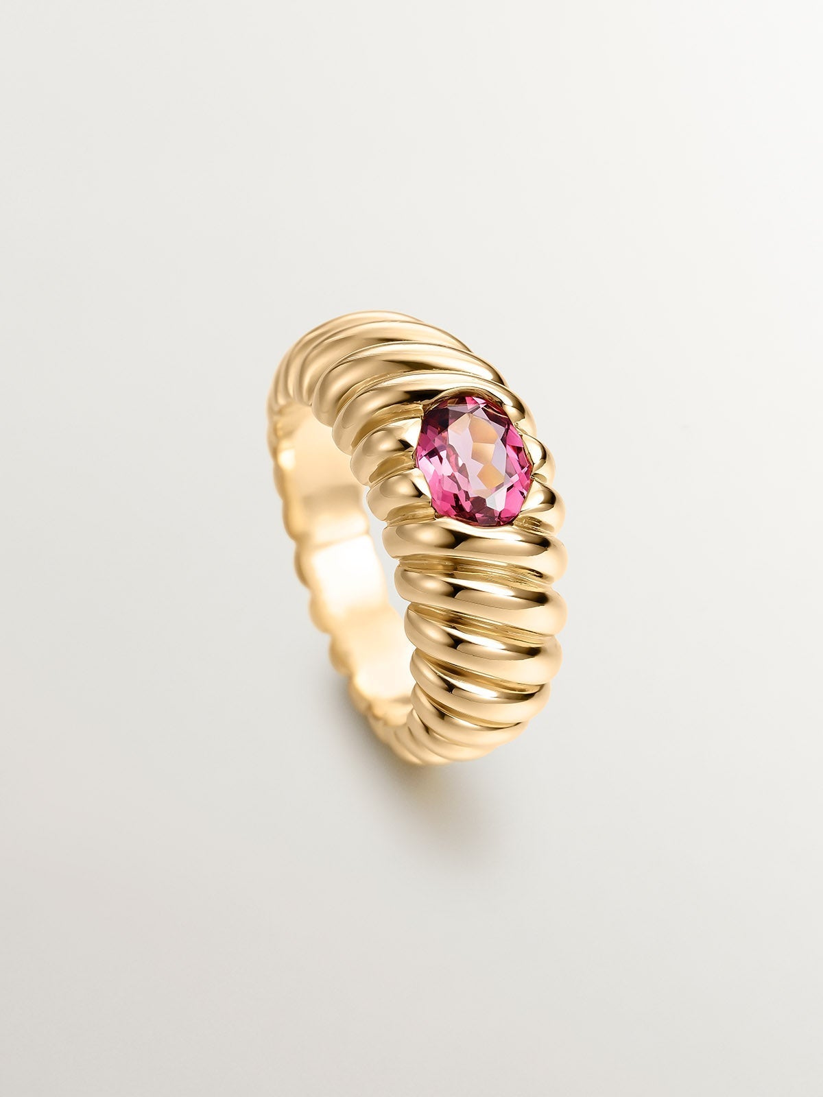 Anillo gallonado de plata 925 bañada en oro amarillo de 18K con rodolita rosa