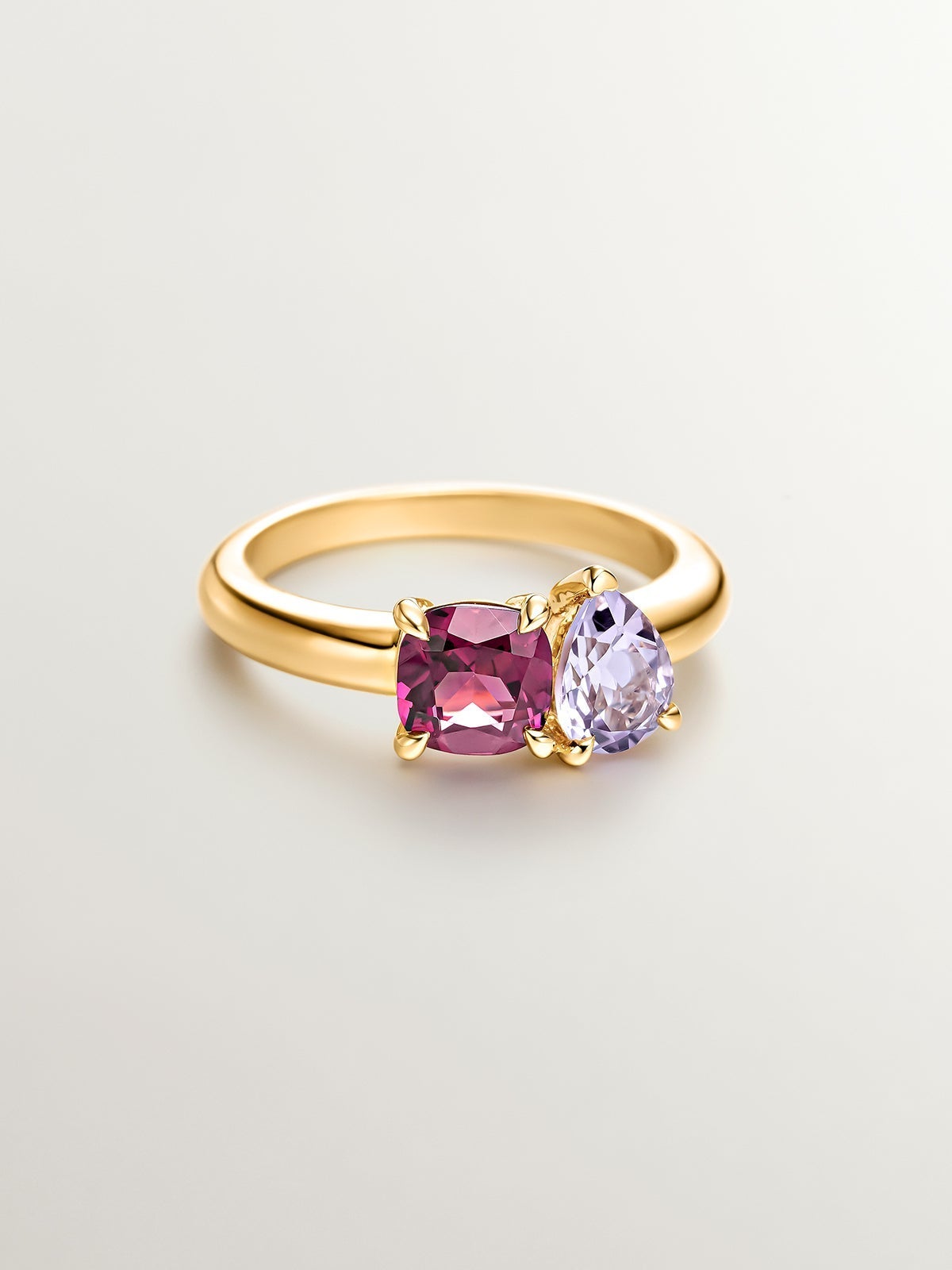 Anillo de plata 925 bañada en oro amarillo de 18K con rodolita y amatista rosa