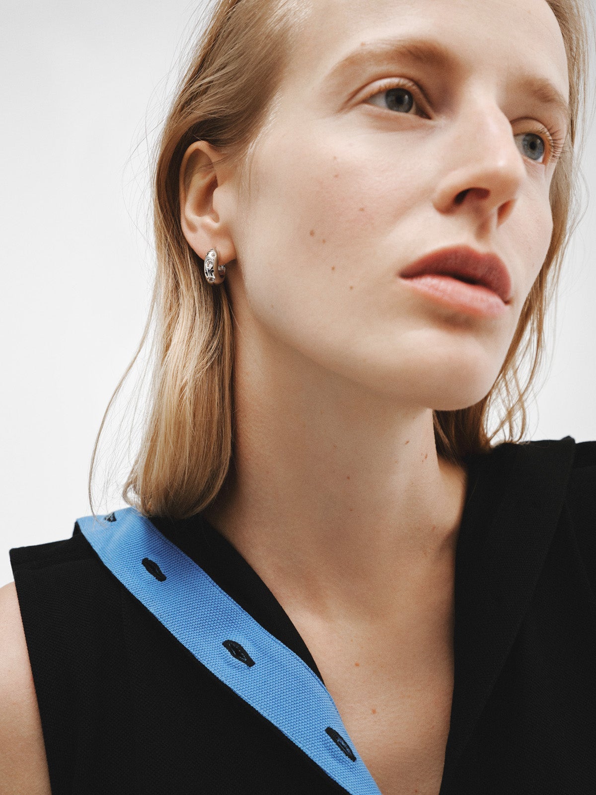 Pendientes de aro gruesos de plata 925 con topacios blancos y espinelas negras