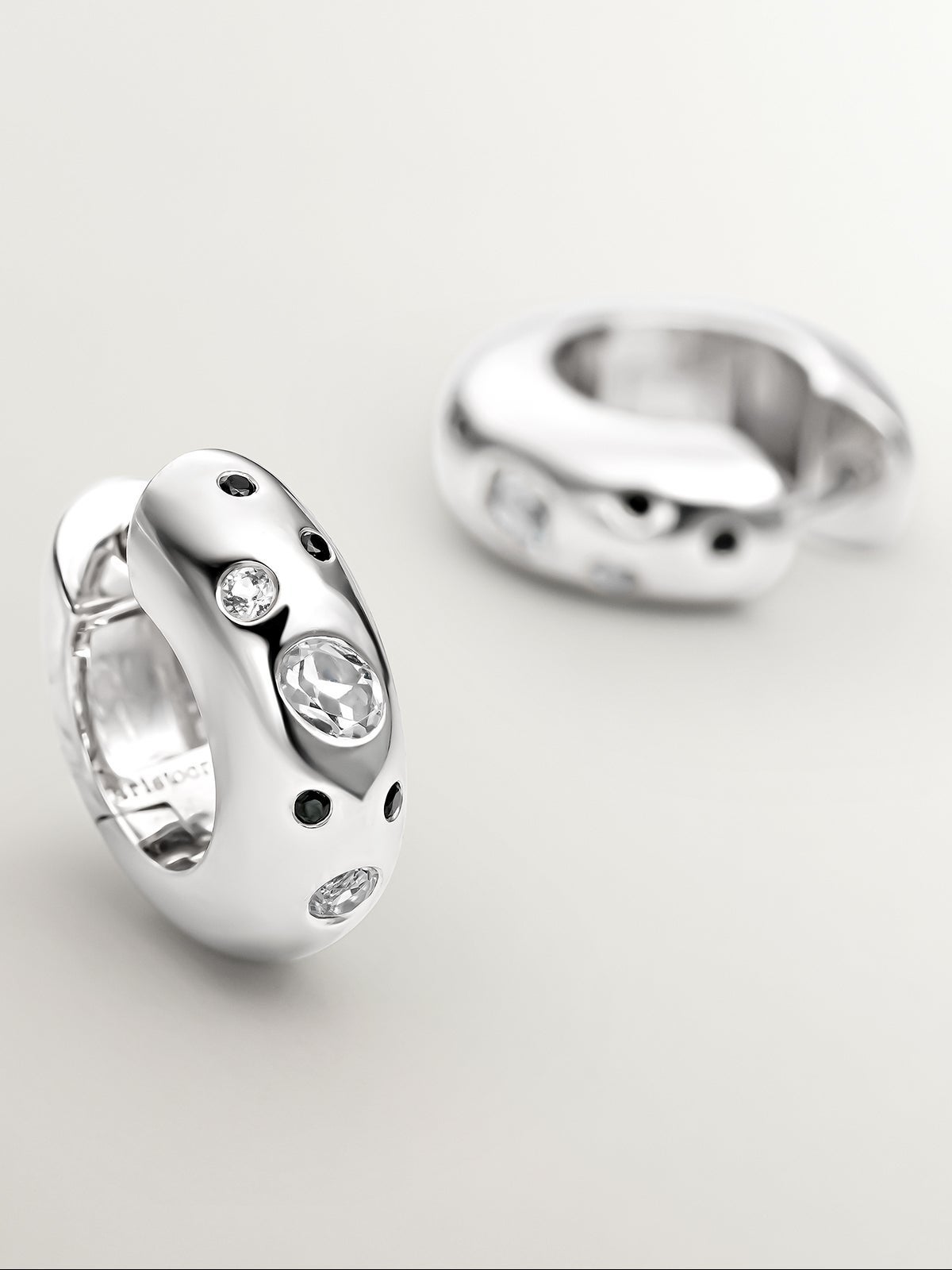 Pendientes de aro gruesos de plata 925 con topacios blancos y espinelas negras