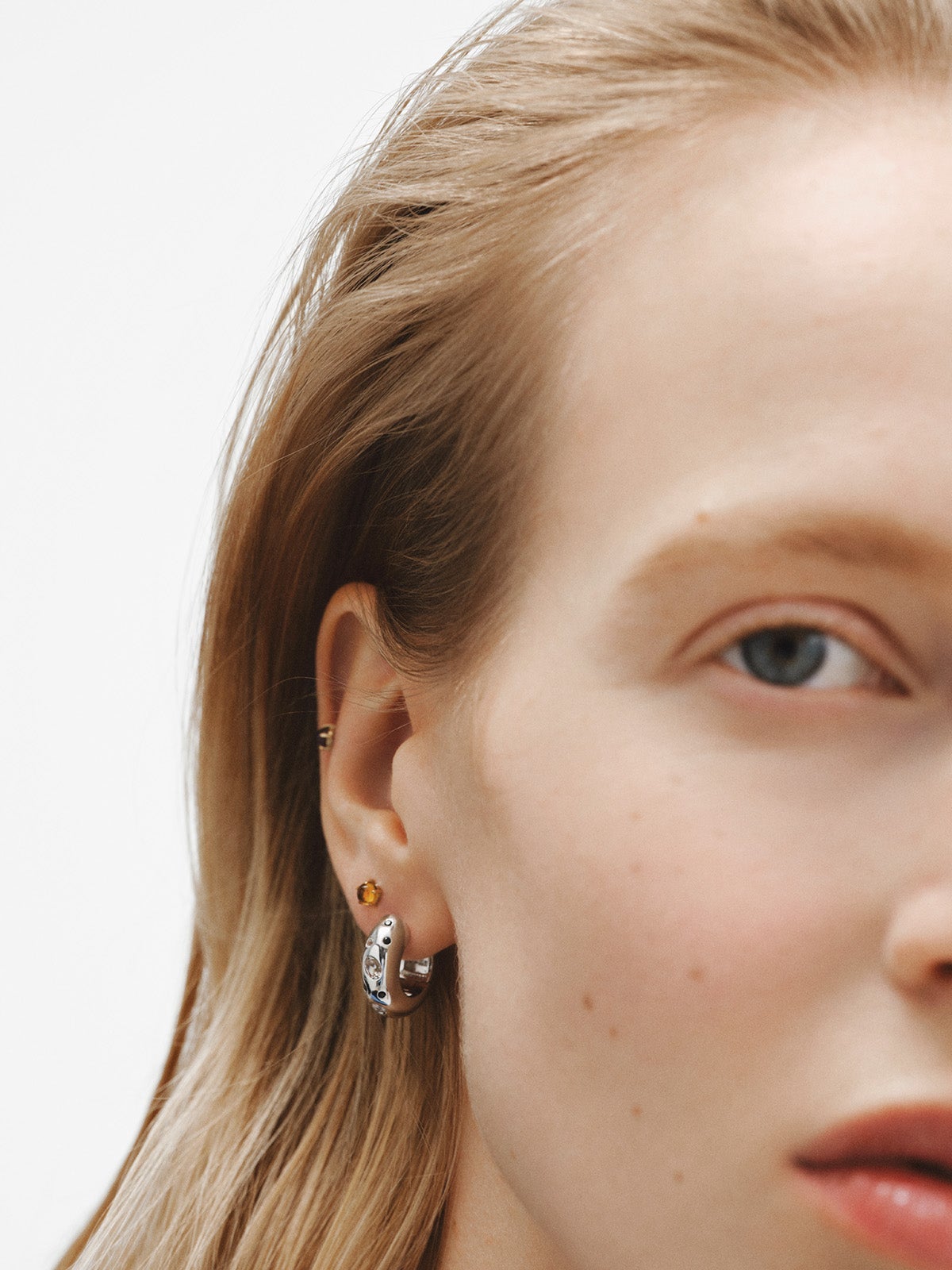 Pendientes de aro gruesos de plata 925 con topacios blancos y espinelas negras