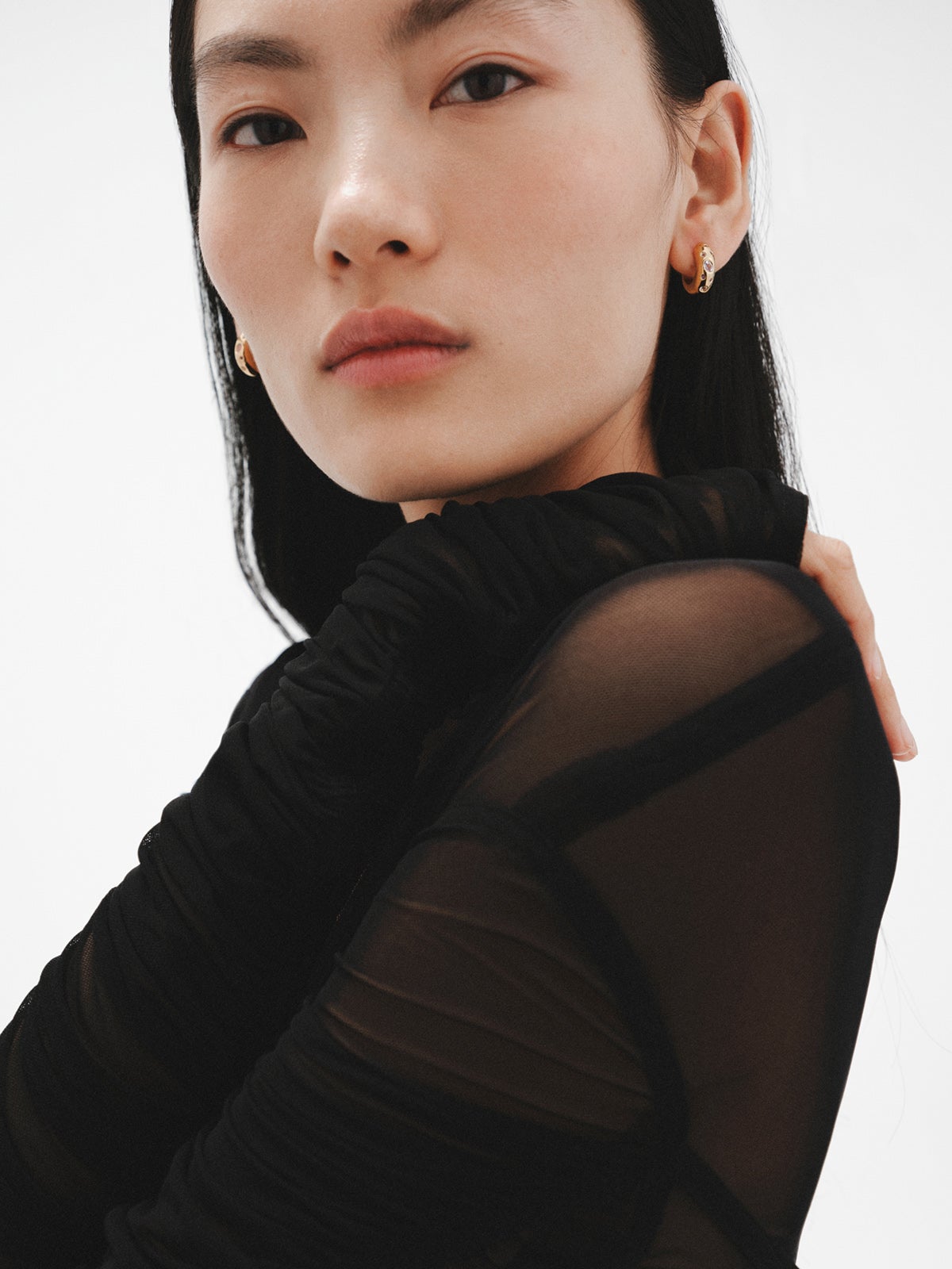 Pendientes de aro gruesos de plata 925 bañada en oro amarillo de 18K con topacios blancos, amatistas rosas y moradas y rodolitas rosas