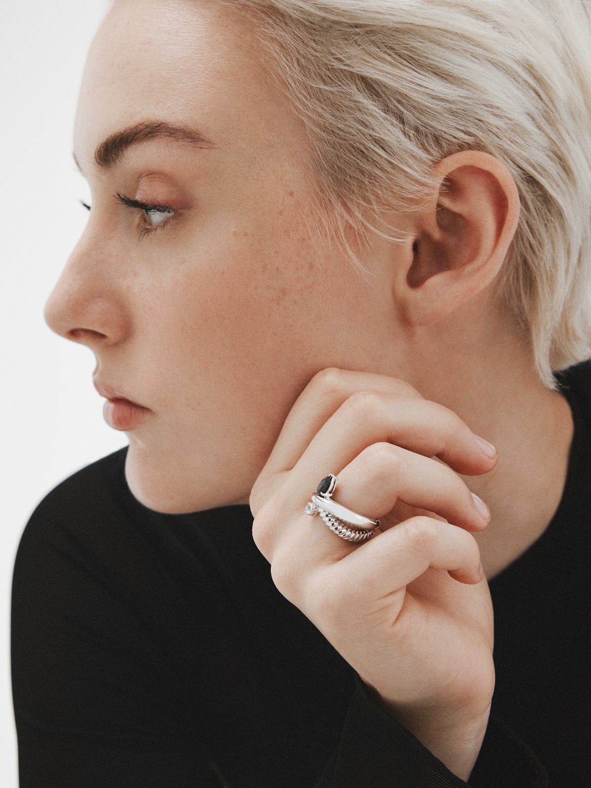 Anillo multibrazo de plata 925 con espinela negra y topacio blanco