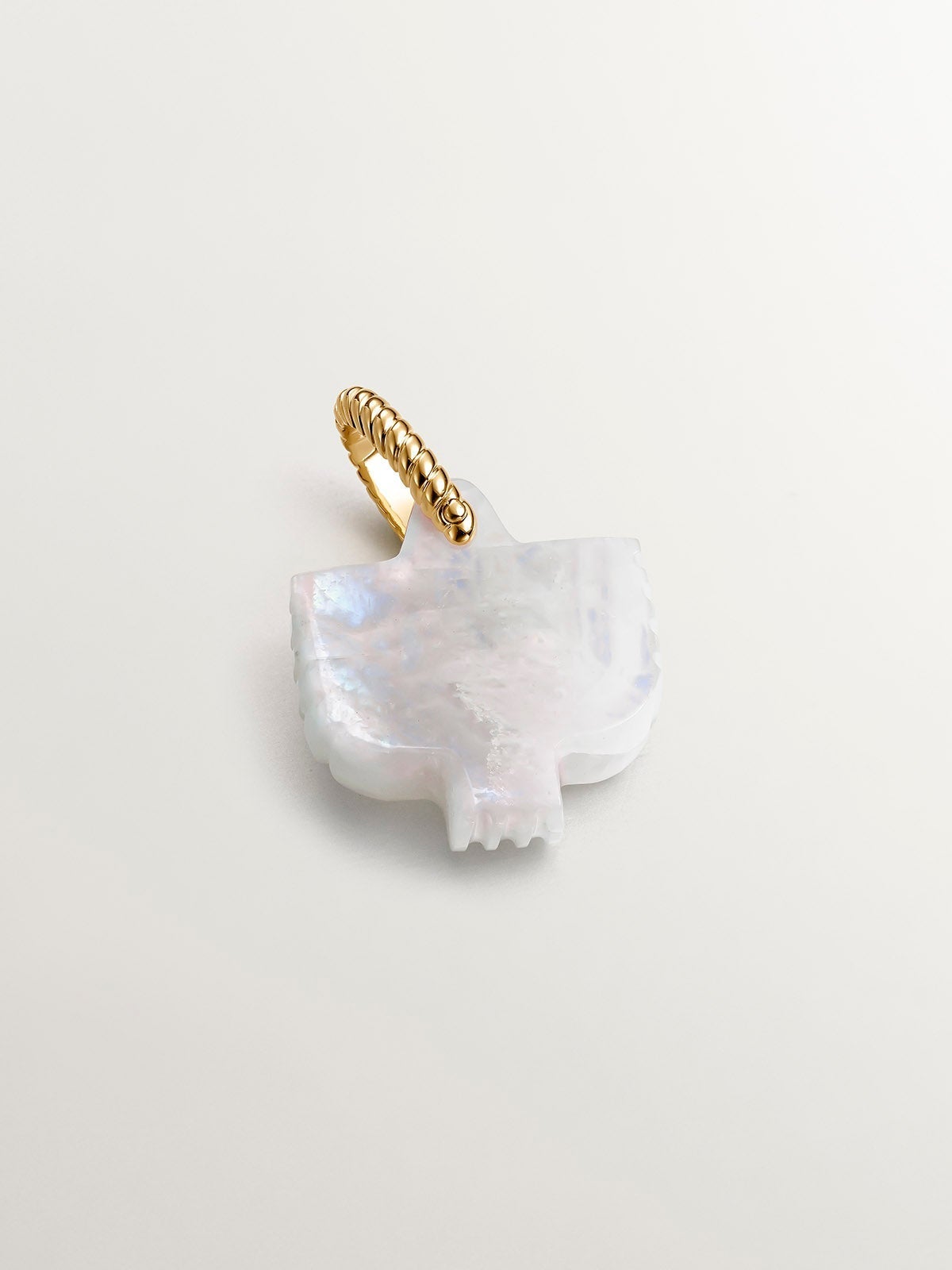 Charm de piedra luna arcoíris con aro de plata 925 bañada en oro amarillo de 18K con forma de tótem águila