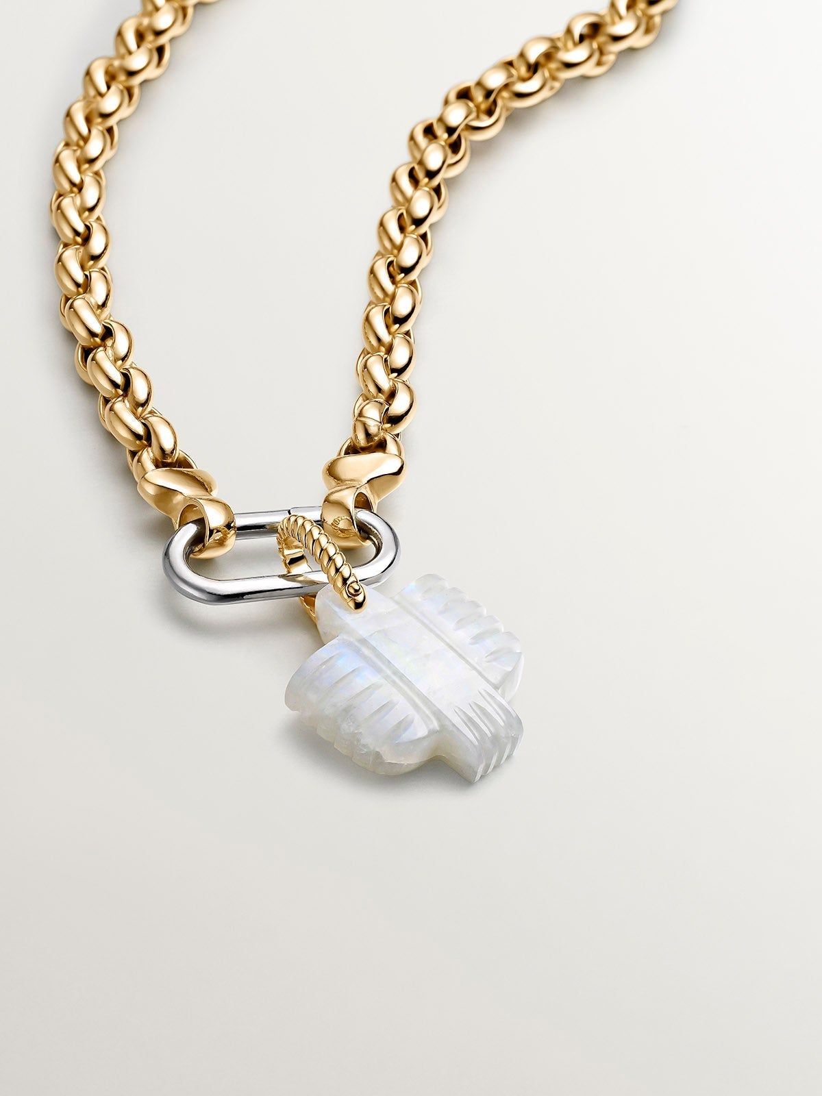 Charm de piedra luna arcoíris con aro de plata 925 bañada en oro amarillo de 18K con forma de tótem águila