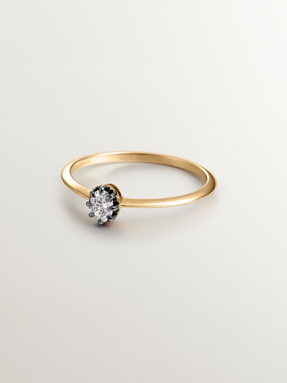 Anillo de oro amarillo de 18K con efecto envejecido y diamante en talla oval