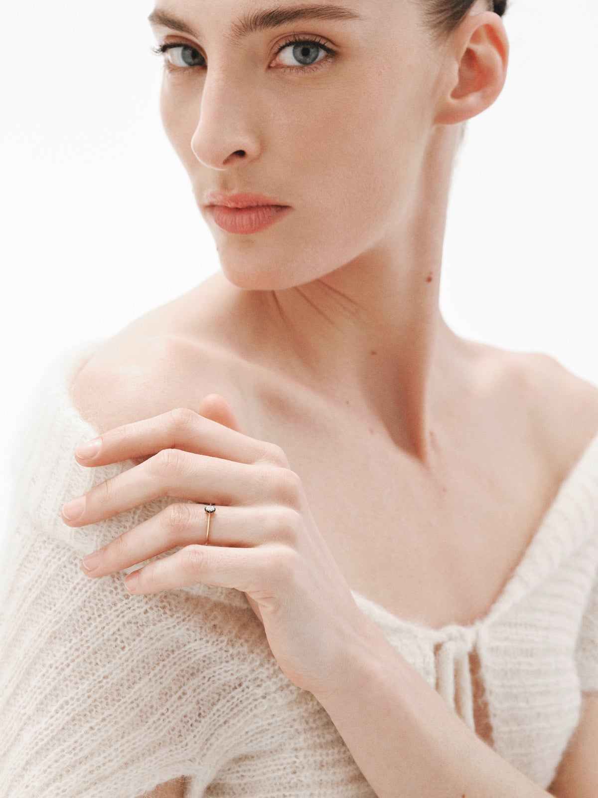 Anillo de oro amarillo de 18K con efecto envejecido y diamante en talla oval