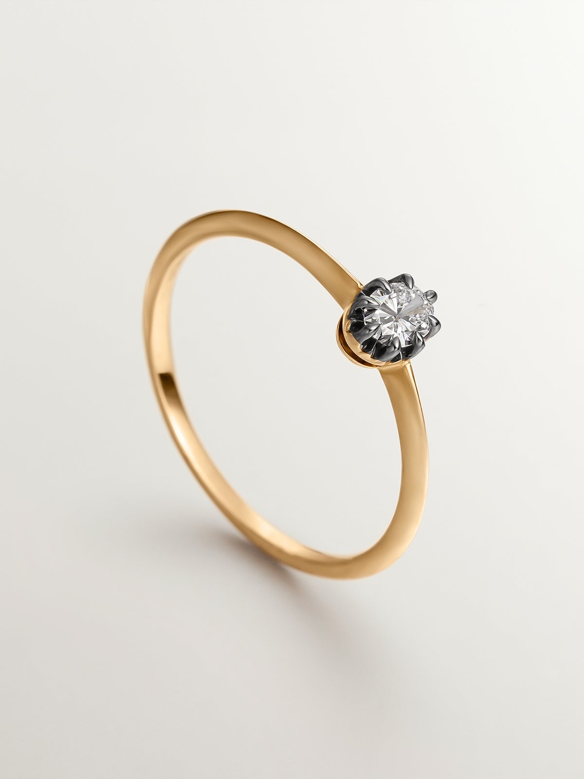 Anillo de oro amarillo de 18K con efecto envejecido y diamante en talla oval