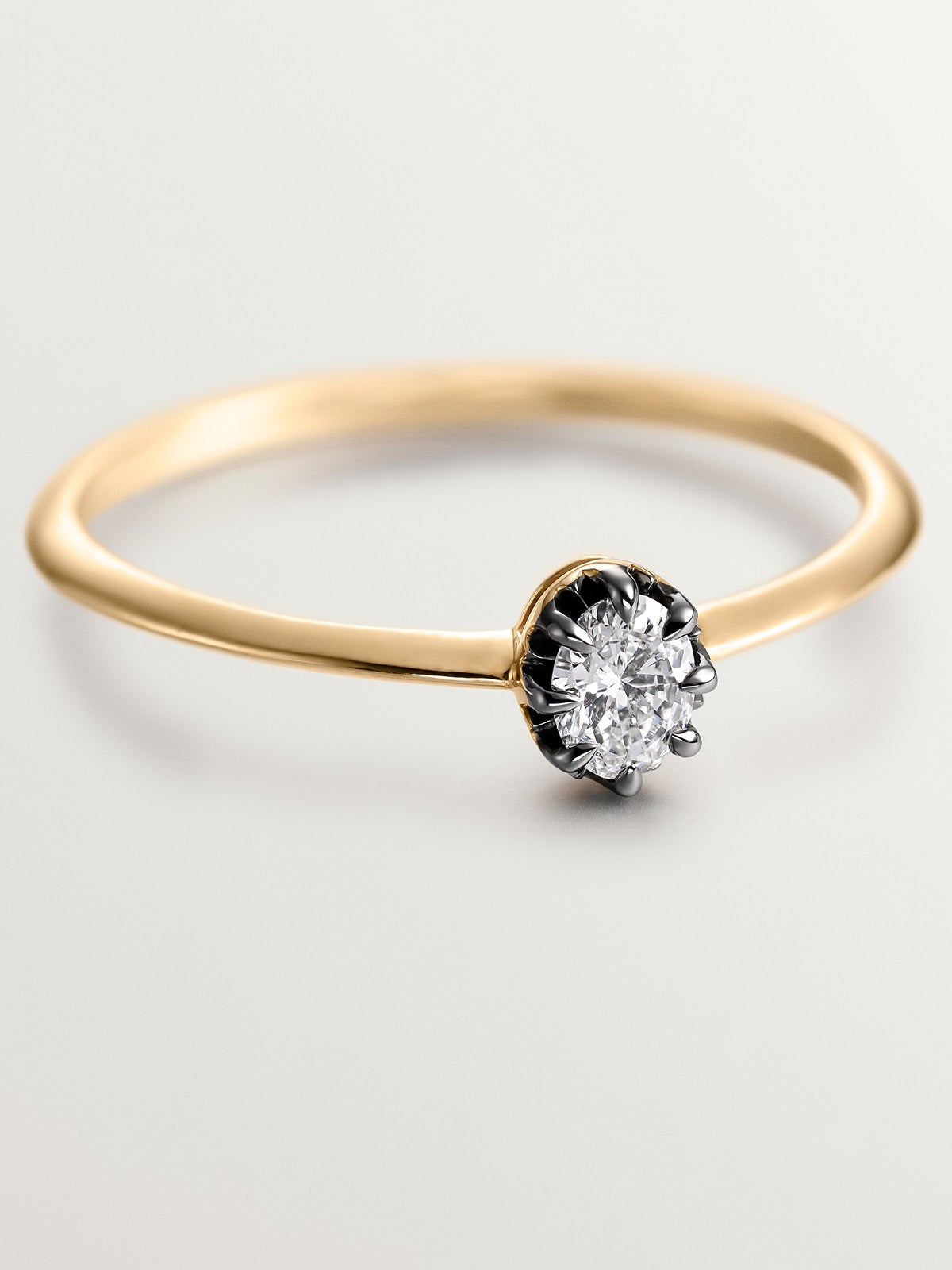 Anillo de oro amarillo de 18K con efecto envejecido y diamante en talla oval