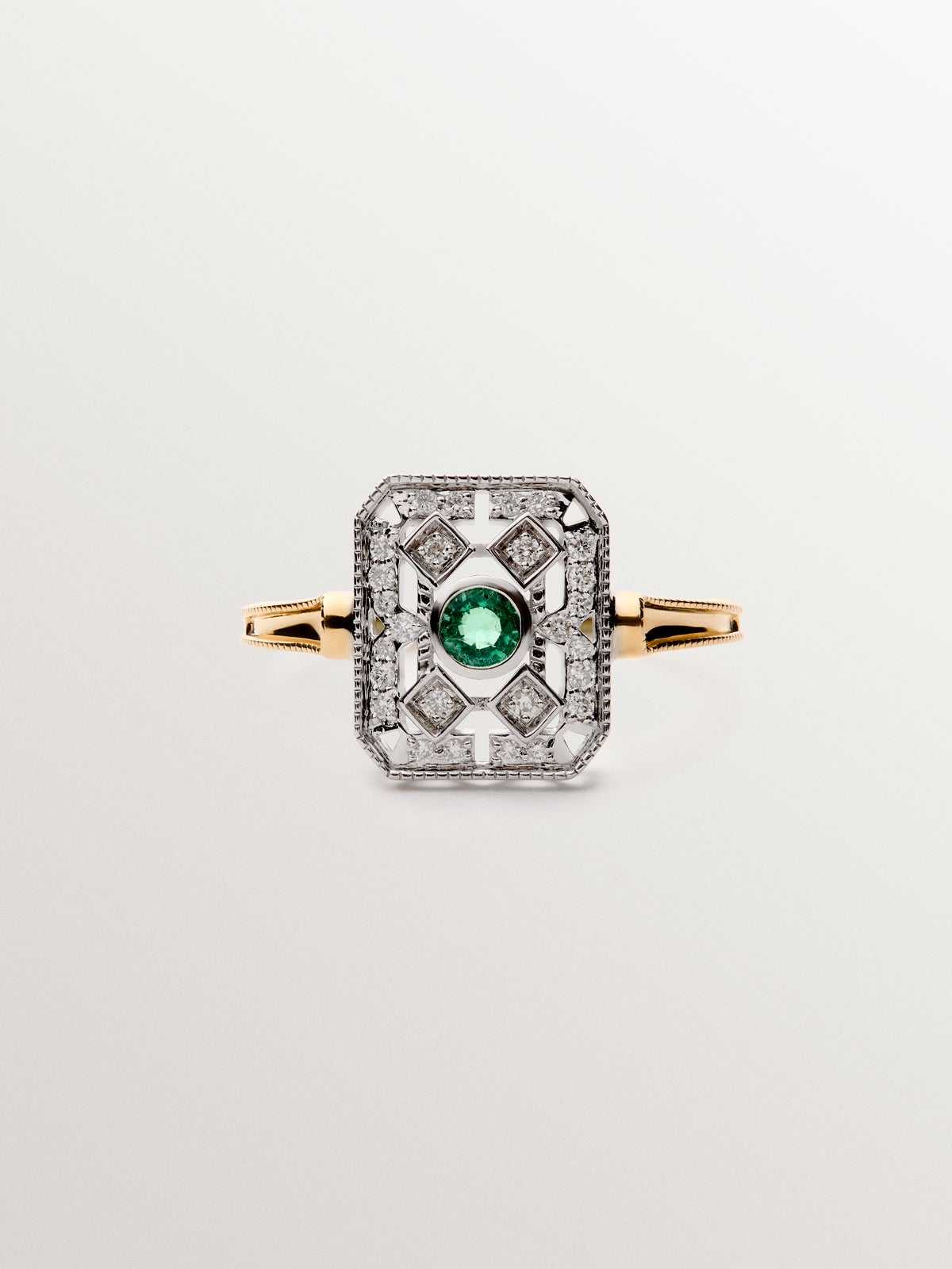 Anillo de oro blanco y oro amarillo de 18K con diamantes en talla brillante y esmeraldas en talla brillante