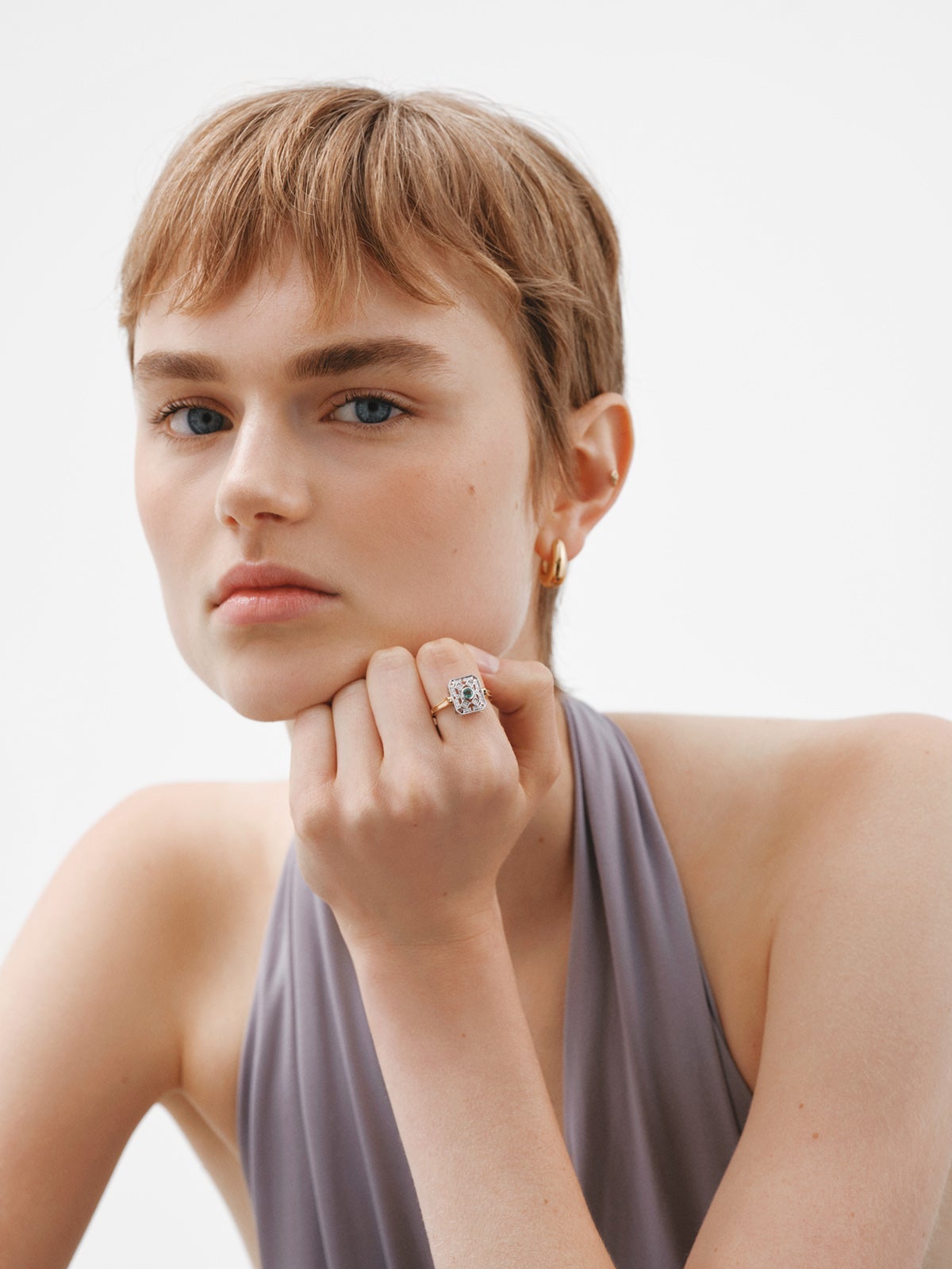 Anillo de oro blanco y oro amarillo de 18K con diamantes en talla brillante y esmeraldas en talla brillante