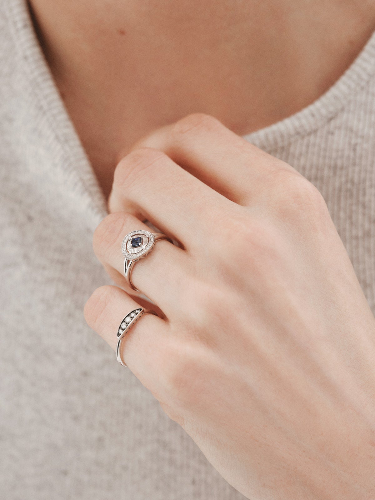 Anillo de oro blanco de 18K con diamantes en talla brillante y zafiro azul en talla princesa