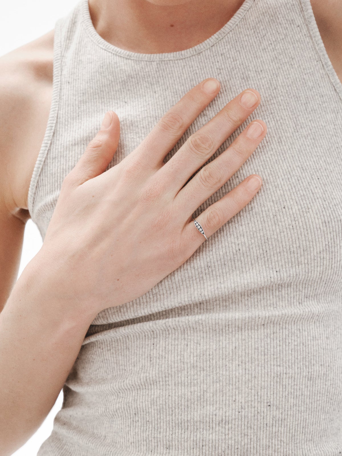 Anillo de oro blanco de 18K con efecto envejecido y diamante en talla brillante