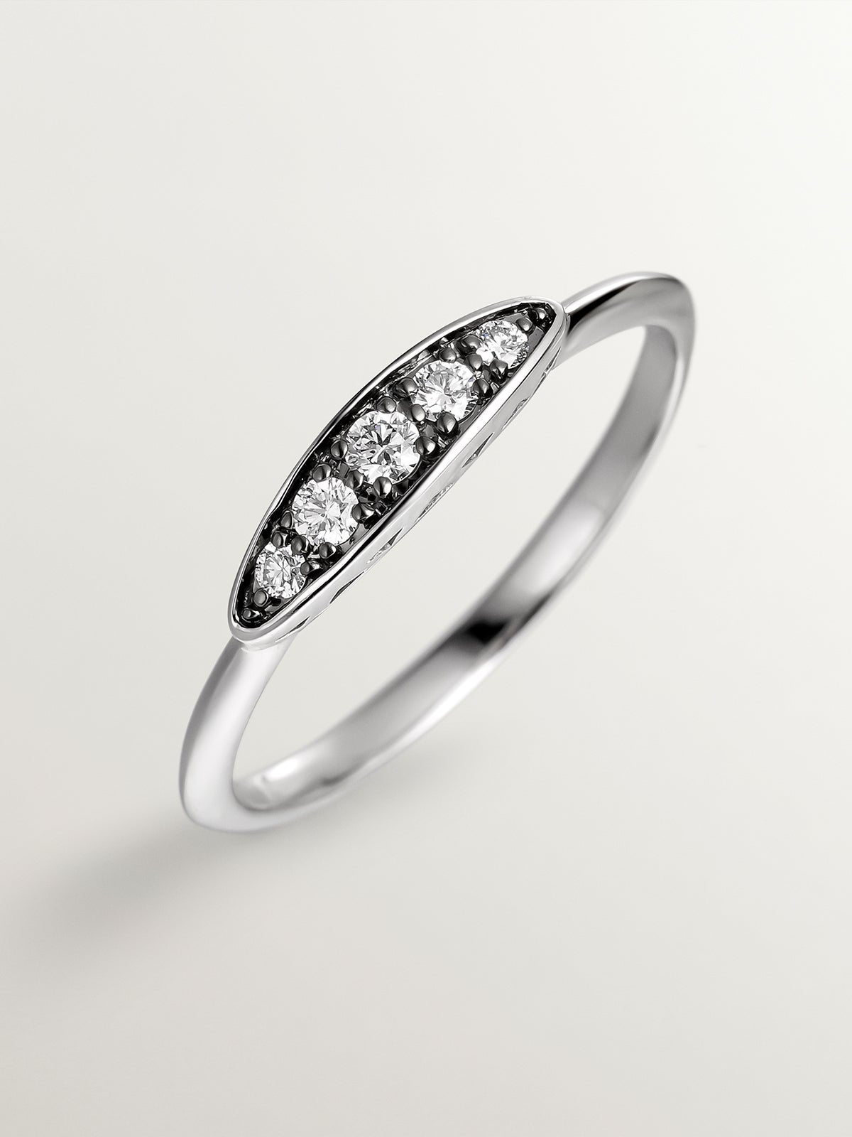 Anillo de oro blanco de 18K con efecto envejecido y diamante en talla brillante