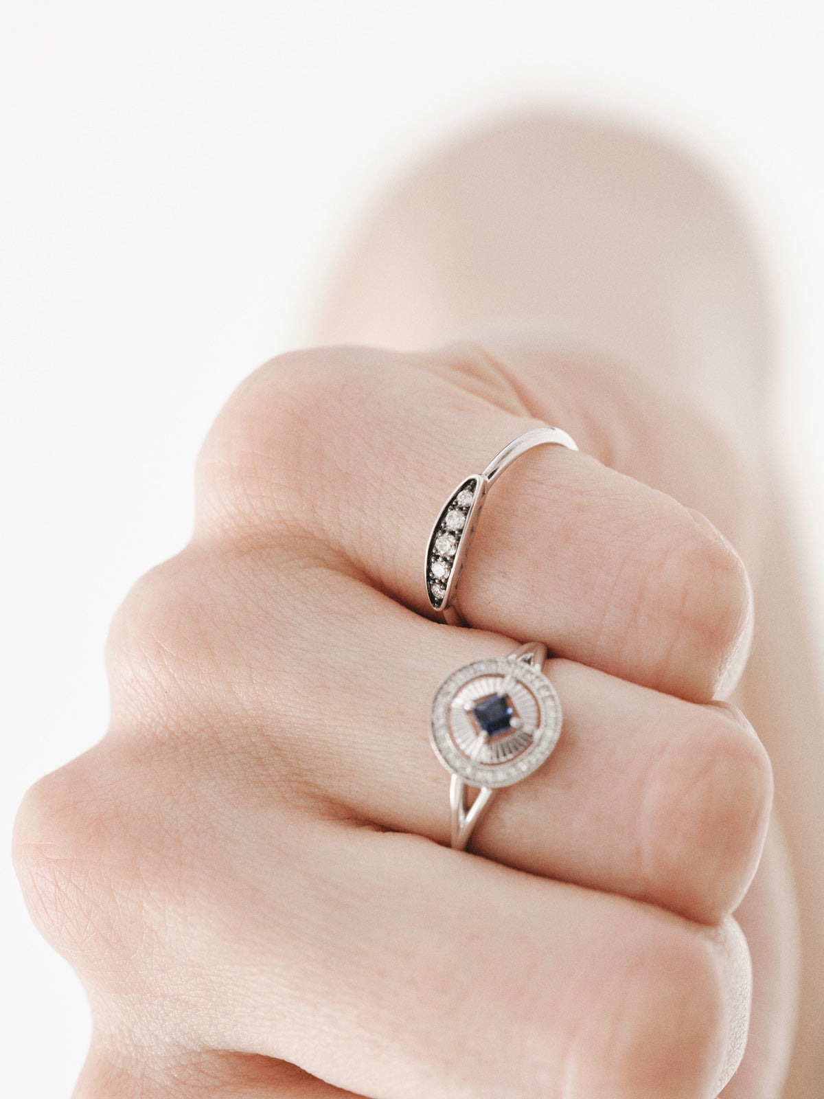 Anillo de oro blanco de 18K con efecto envejecido y diamante en talla brillante