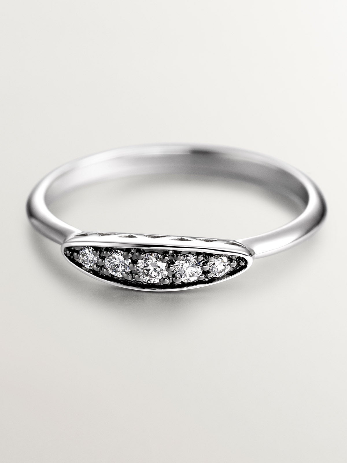 Anillo de oro blanco de 18K con efecto envejecido y diamante en talla brillante