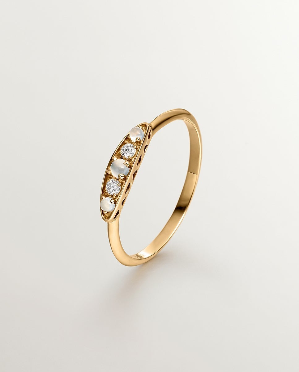 Anillo de oro amarillo de 18K con calcedonias azules en talla cabujón y diamantes en talla brillante