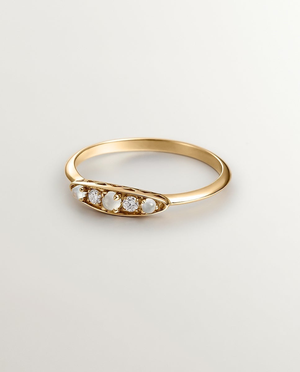 Anillo de oro amarillo de 18K con calcedonias azules en talla cabujón y diamantes en talla brillante