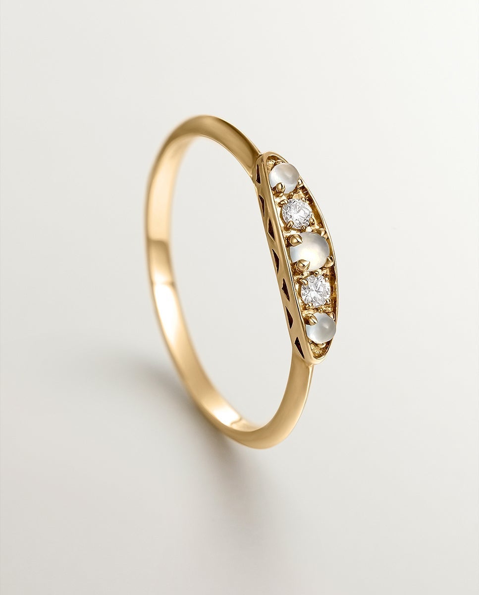 Anillo de oro amarillo de 18K con calcedonias azules en talla cabujón y diamantes en talla brillante