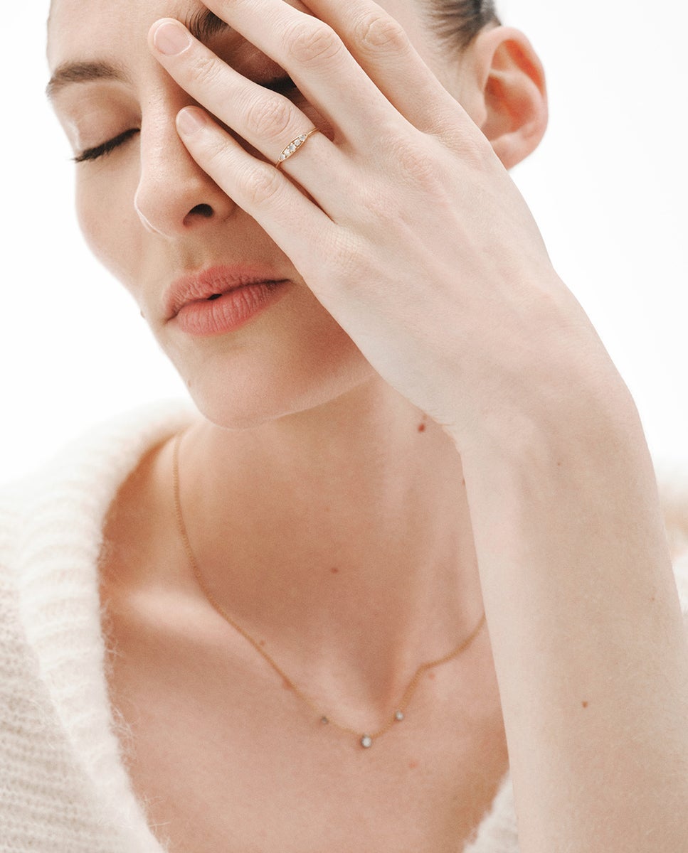 Anillo de oro amarillo de 18K con calcedonias azules en talla cabujón y diamantes en talla brillante