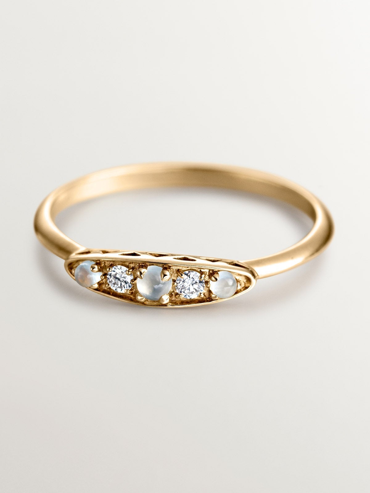 Anillo de oro amarillo de 18K con calcedonias azules en talla cabujón y diamantes en talla brillante