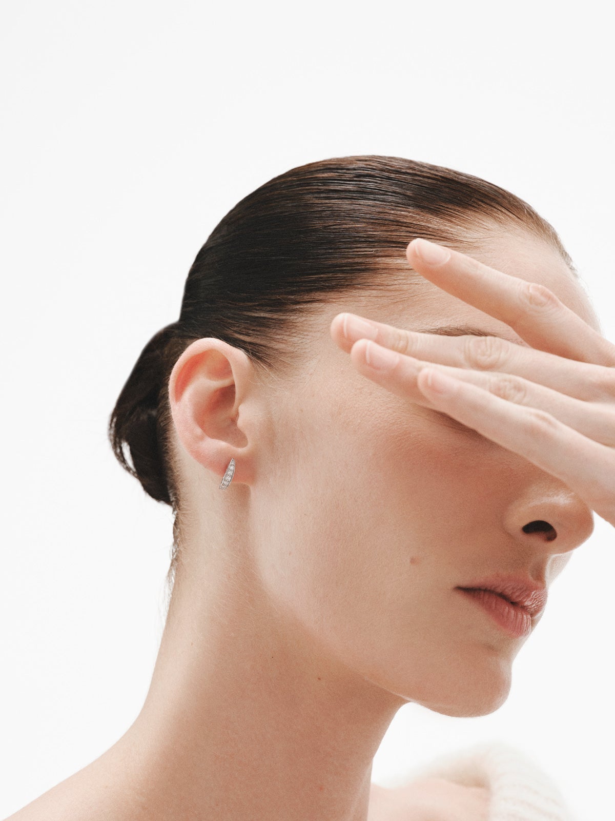 Pendiente individual de oro blanco de 18K con diamantes en talla brillante