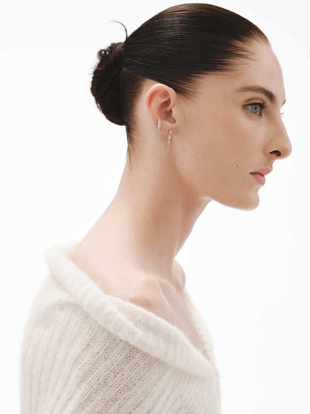 Pendiente individual de oro blanco de 18K con diamantes en talla brillante