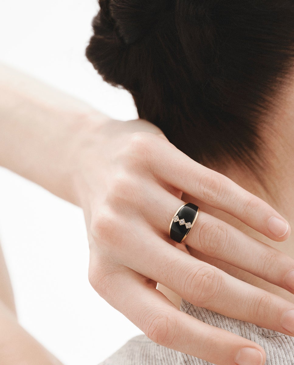 Anillo de oro amarillo de 18K con ónix negro y diamantes en talla brillante