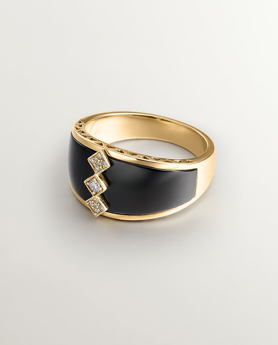 Anillo de oro amarillo de 18K con ónix negro y diamantes en talla brillante