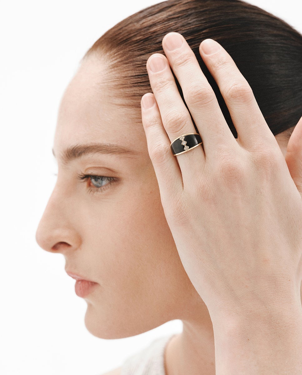 Anillo de oro amarillo de 18K con ónix negro y diamantes en talla brillante