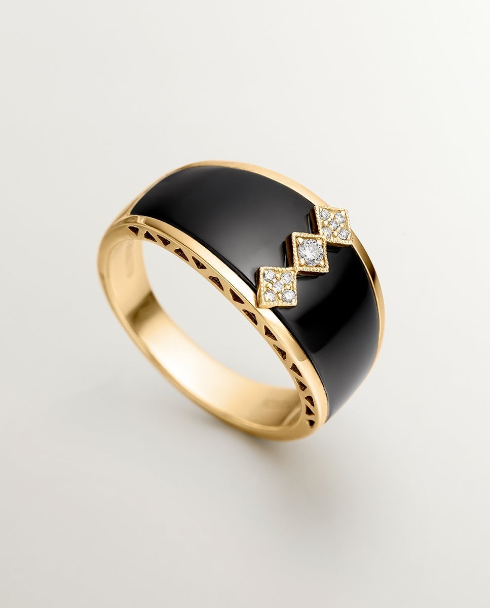 Anillo de oro amarillo de 18K con ónix negro y diamantes en talla brillante