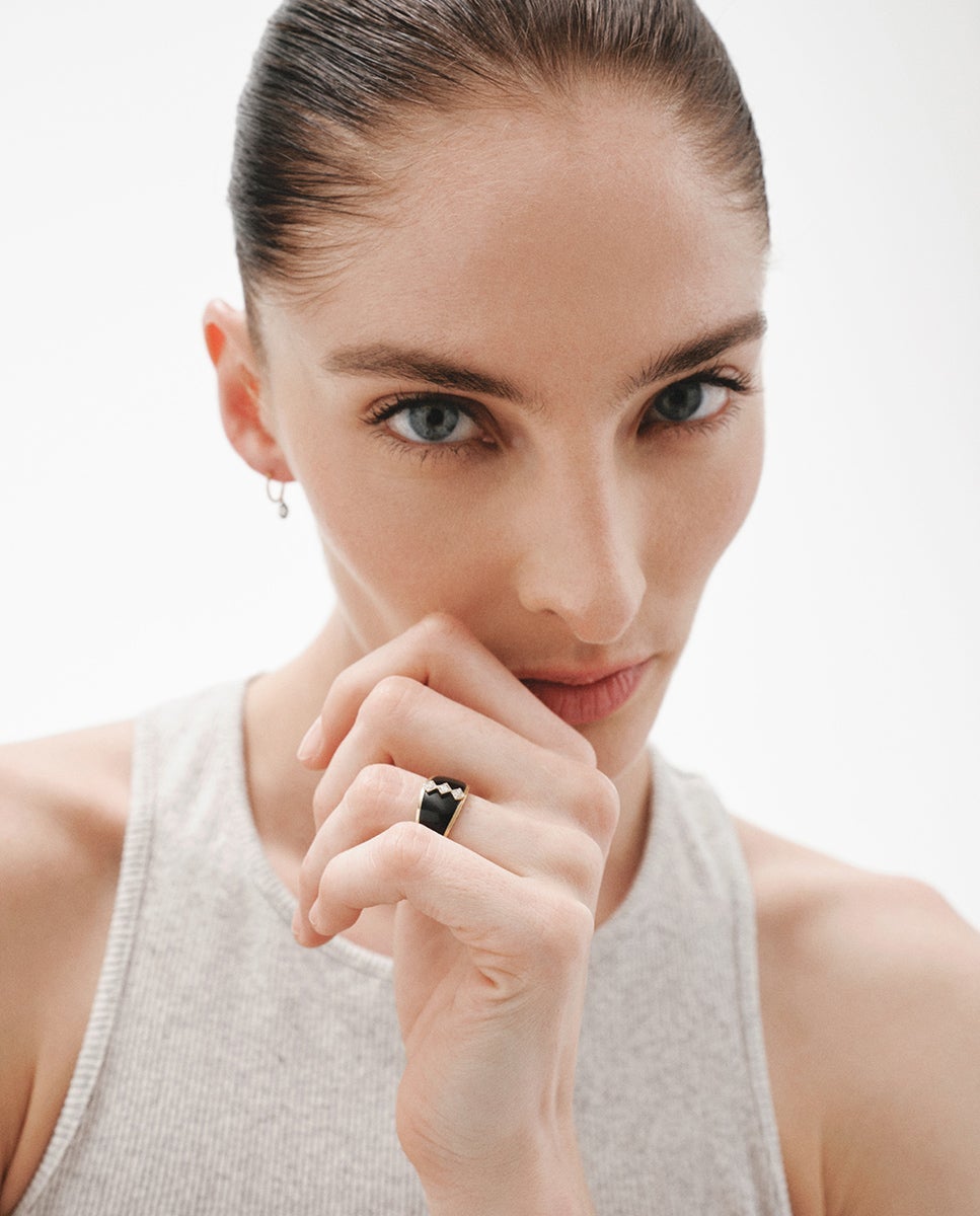 Anillo de oro amarillo de 18K con ónix negro y diamantes en talla brillante