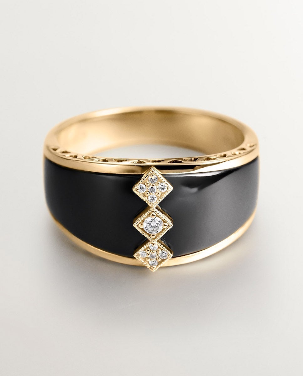Anillo de oro amarillo de 18K con ónix negro y diamantes en talla brillante