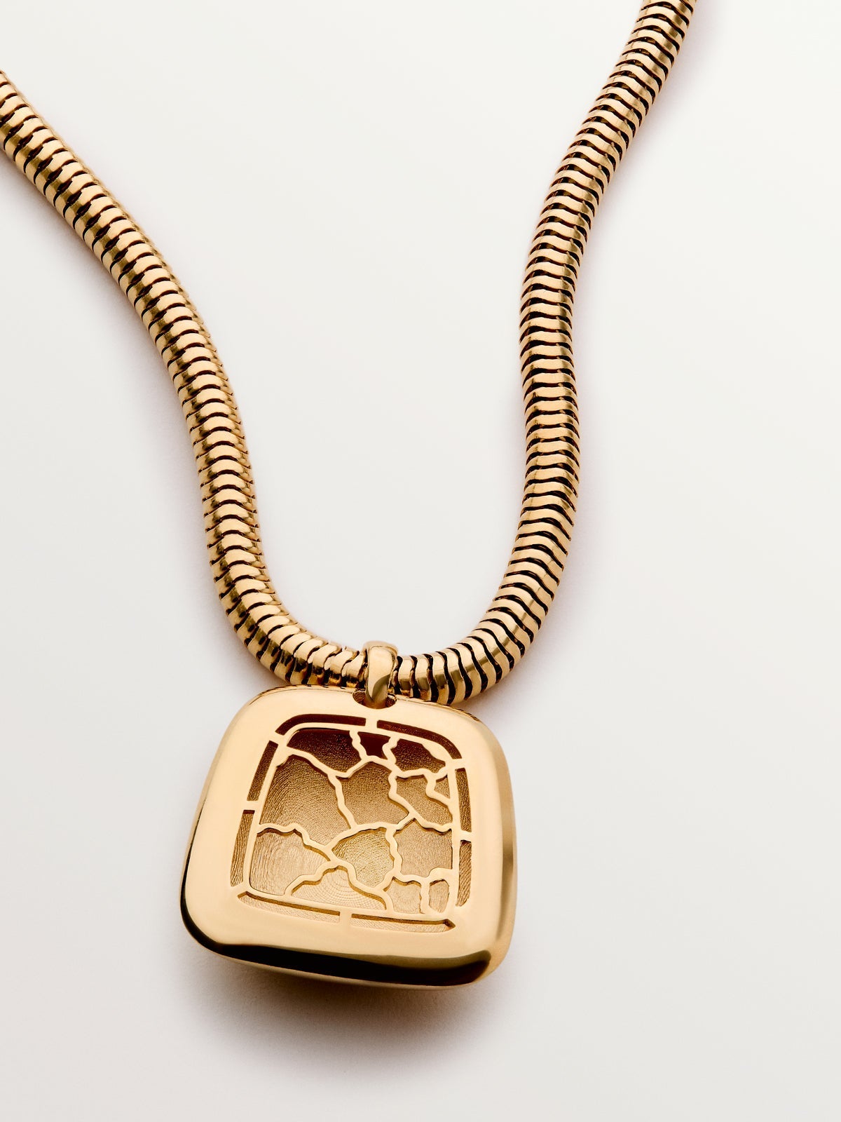 Colgante cuadrado de plata 925 bañada en oro amarillo de 18K con efecto pulido