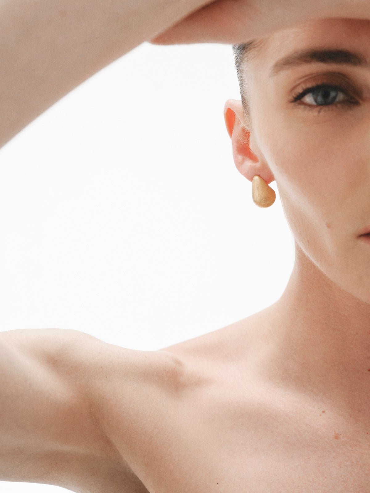 Pendientes de gota pequeños de plata 925 bañada en oro amarillo de 18K con textura