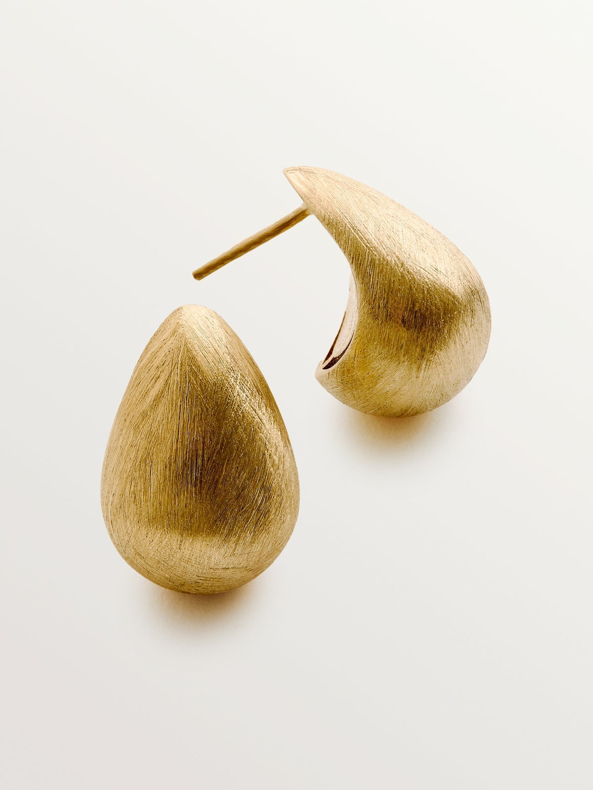 Pendientes de gota pequeños de plata 925 bañada en oro amarillo de 18K con textura