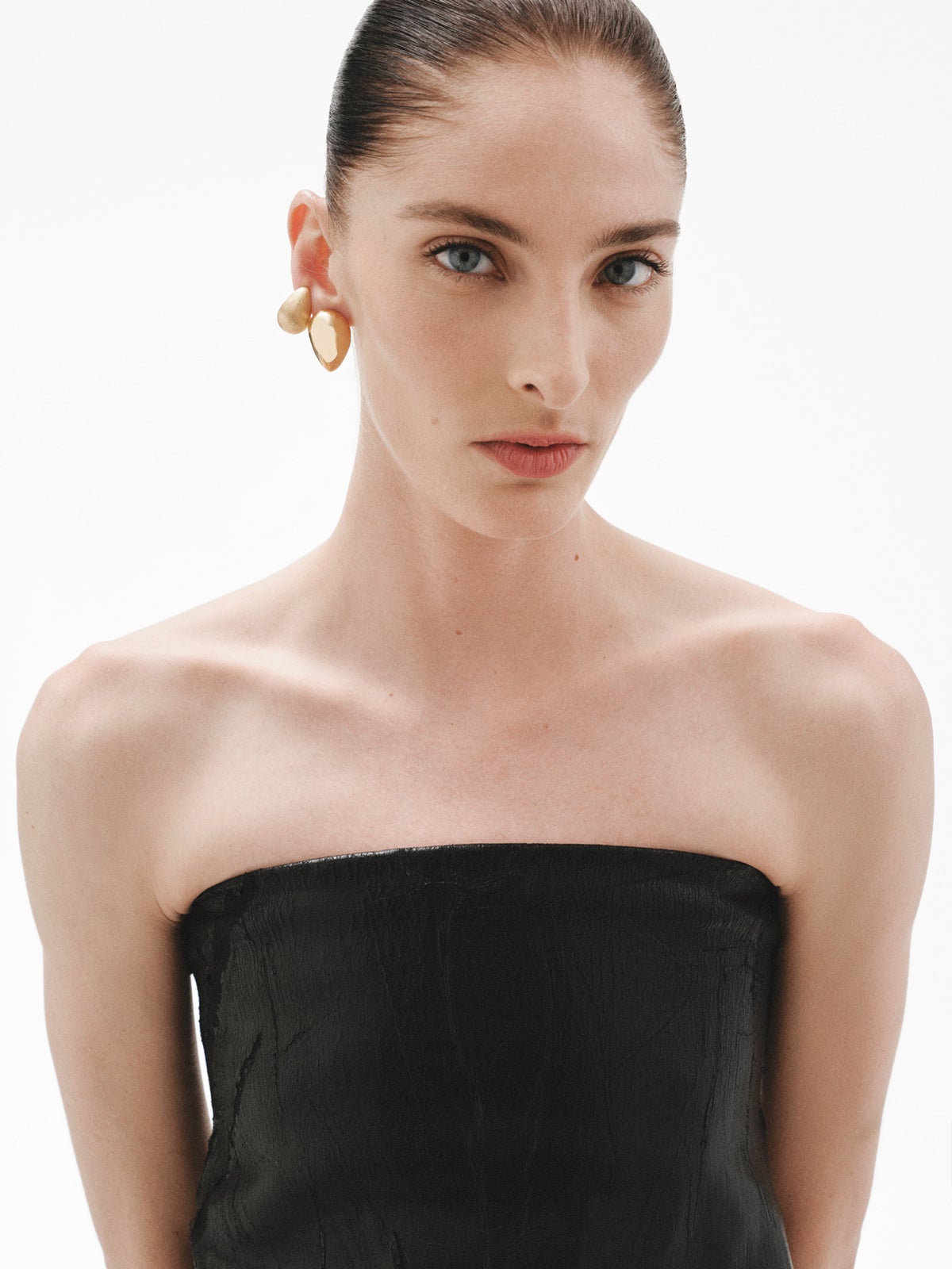 Pendientes de gota pequeños de plata 925 bañada en oro amarillo de 18K con textura