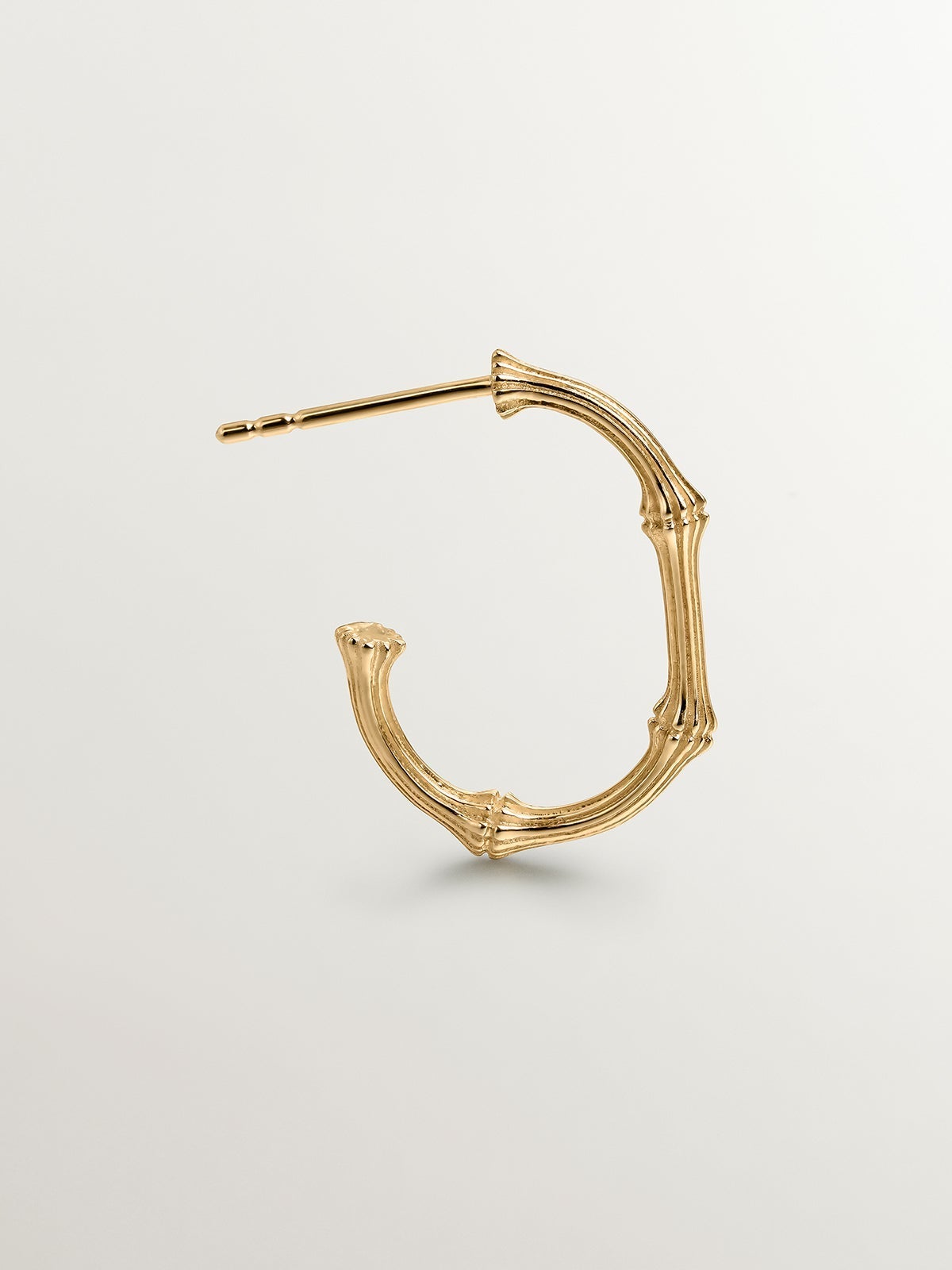 Pendiente de aro individual de oro amarillo de 9K con textura de bambú