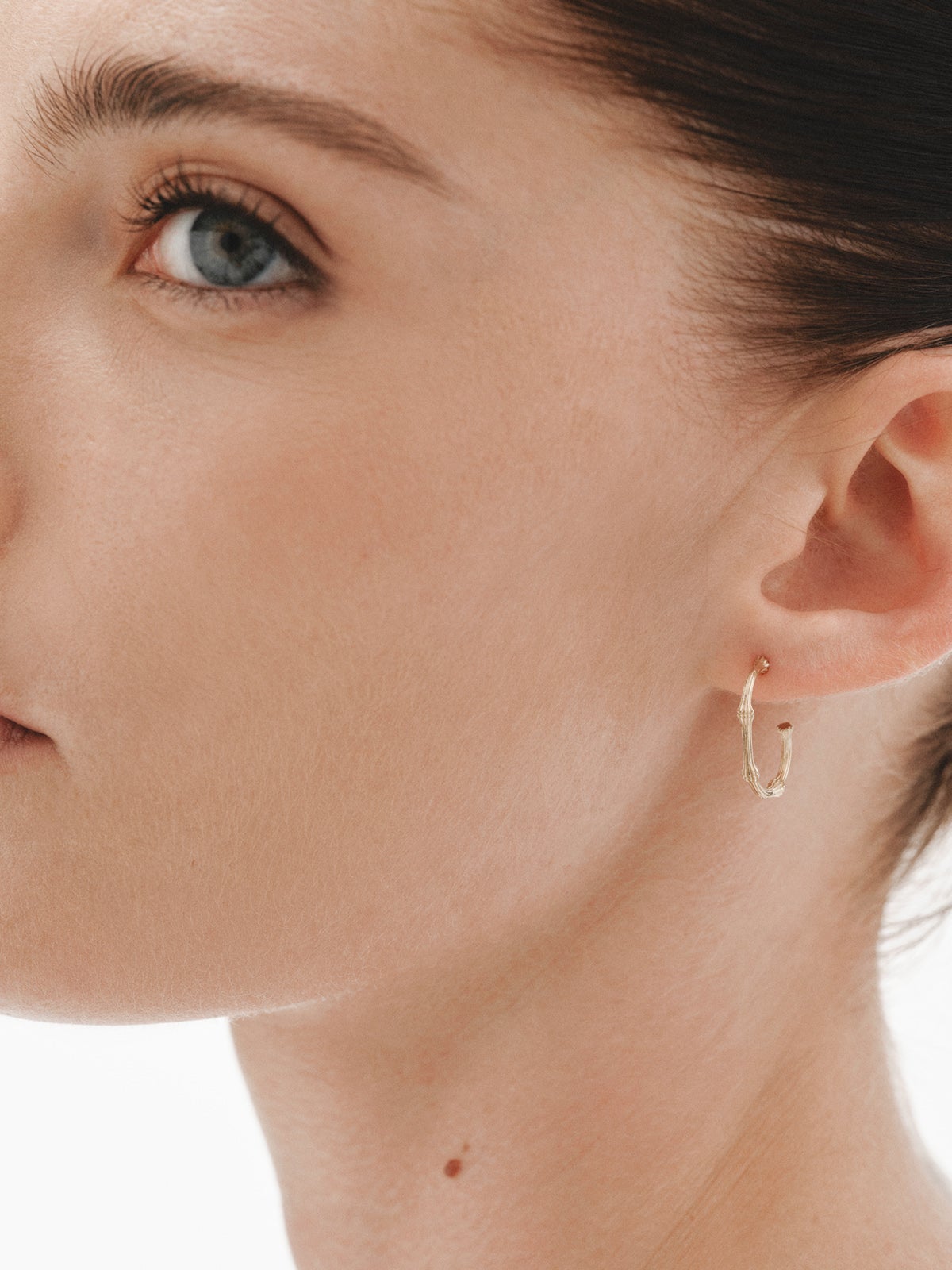 Pendiente de aro individual de oro amarillo de 9K con textura de bambú