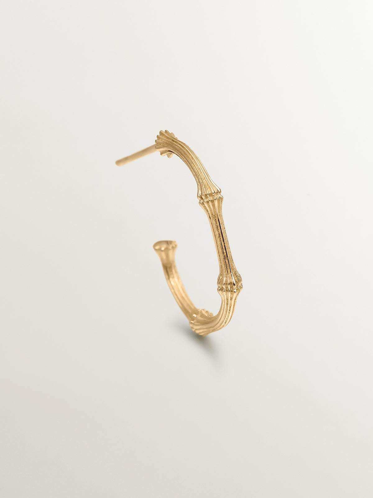 Pendiente de aro individual de oro amarillo de 9K con textura de bambú