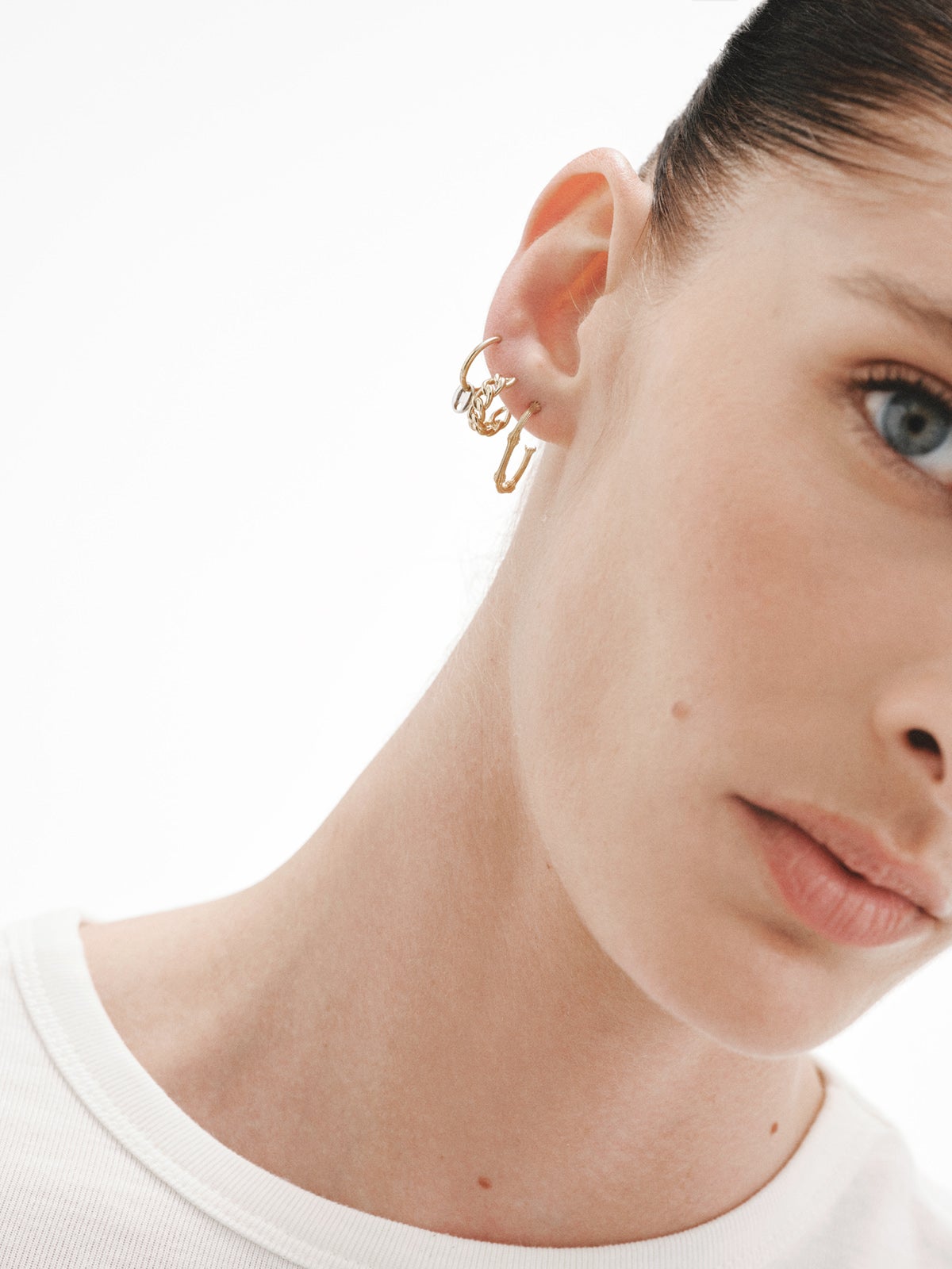 Pendiente de aro individual de oro amarillo de 9K con textura de bambú