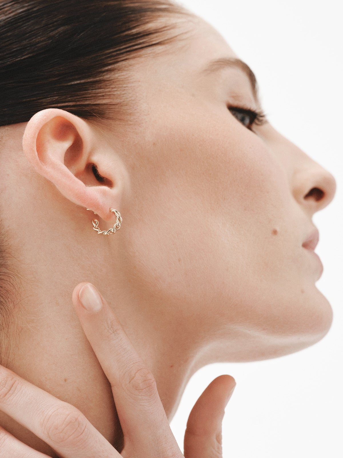 Pendiente de aro individual de oro amarillo de 9K con textura de cadena