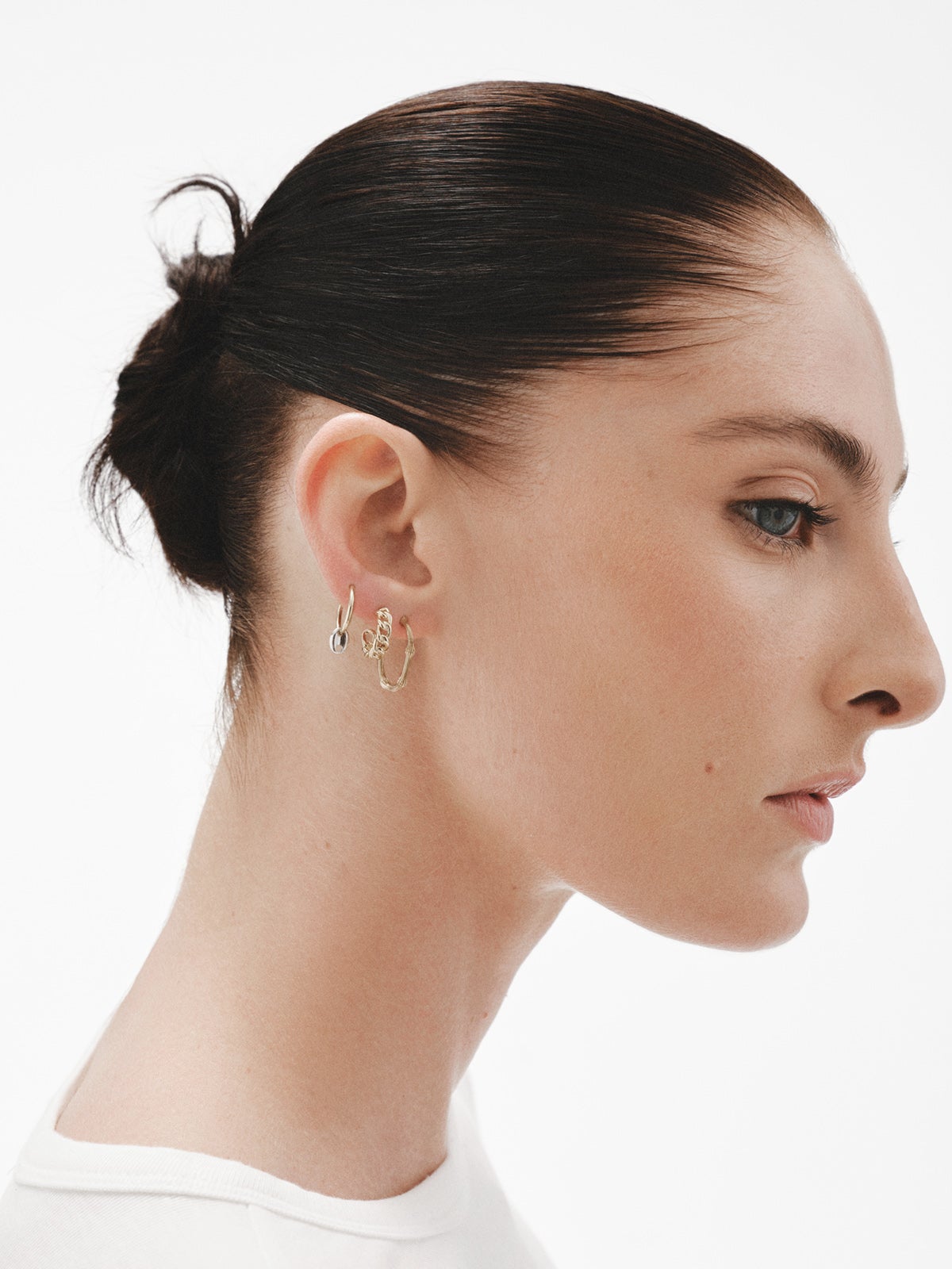 Pendiente de aro individual de oro amarillo de 9K con textura de cadena