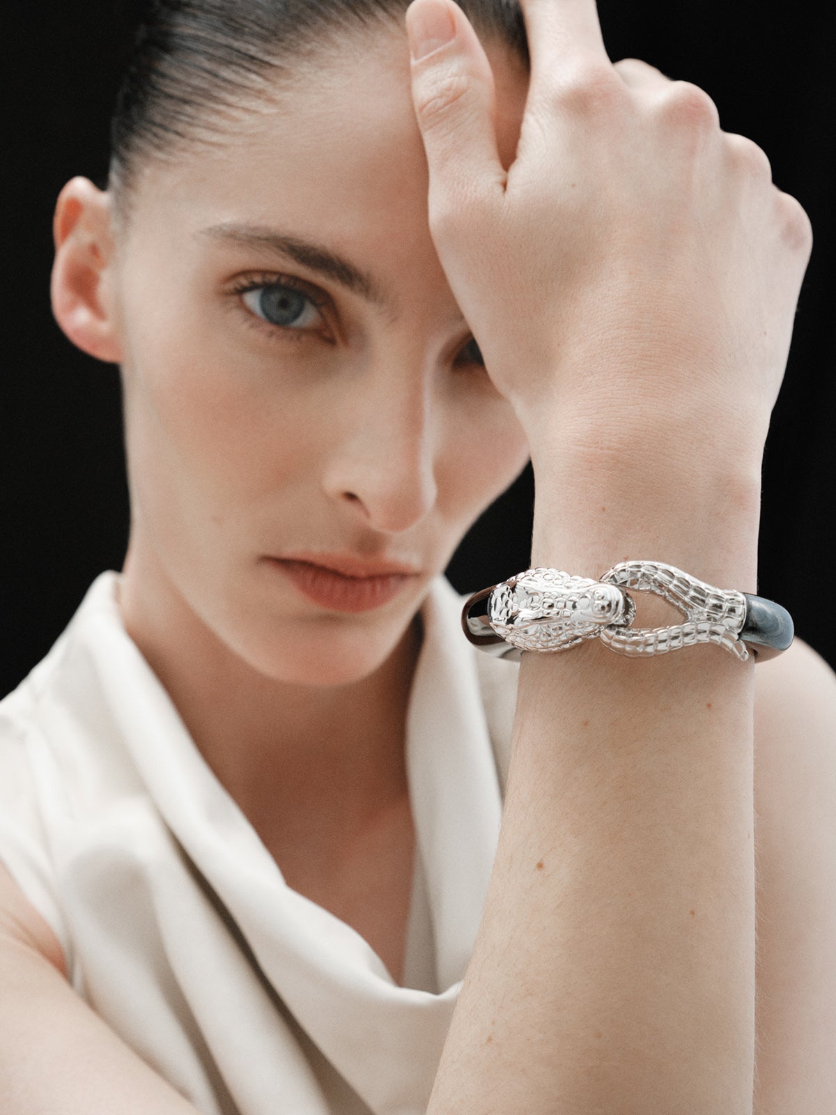 Brazalete rígido de plata 925 y cerámica negra con forma de cocodrilo