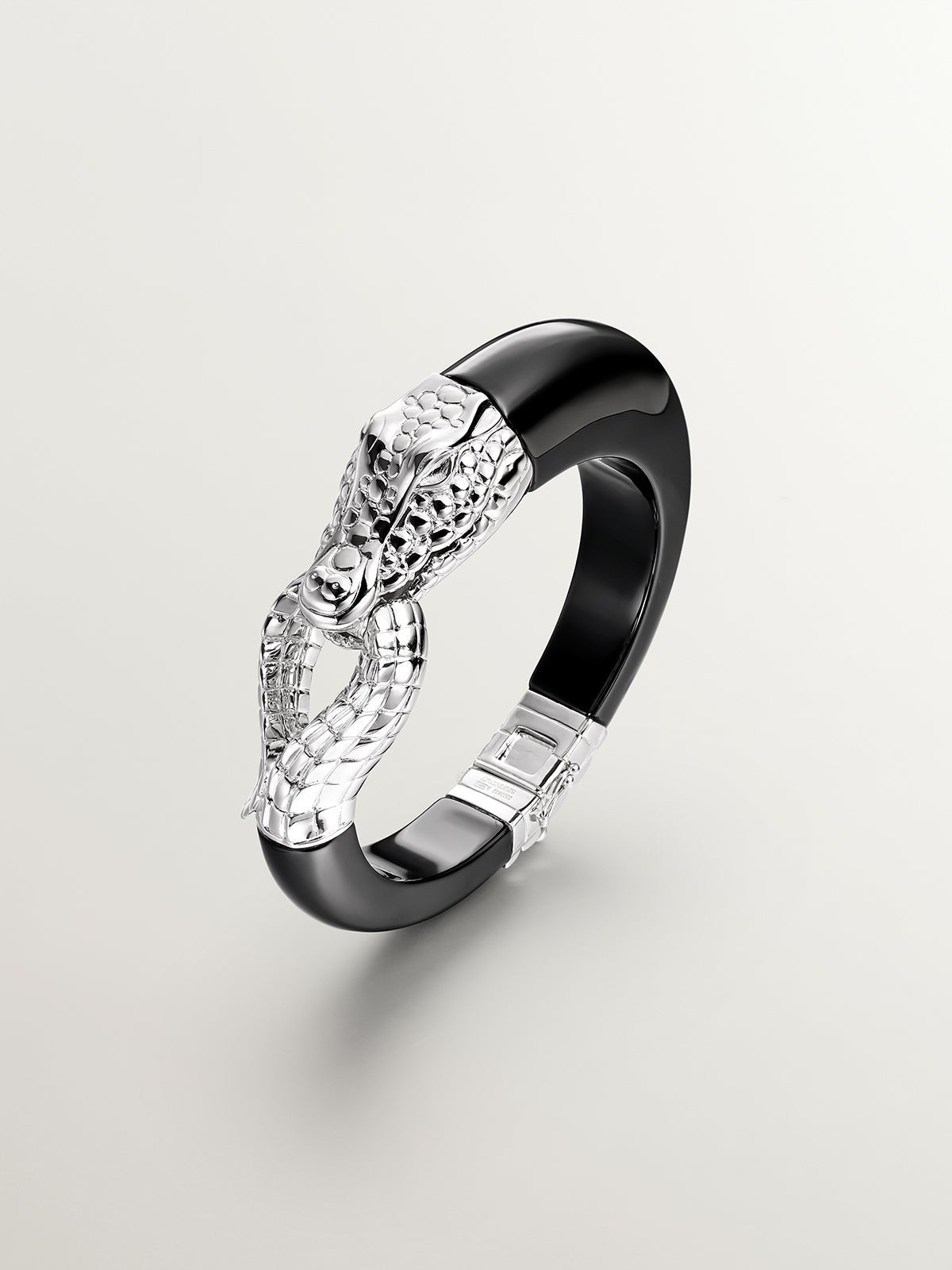Brazalete rígido de plata 925 y cerámica negra con forma de cocodrilo