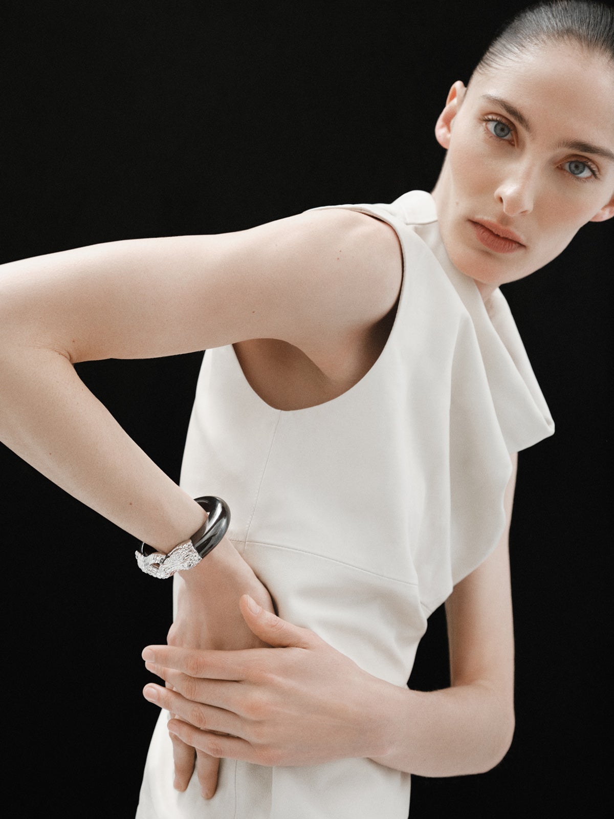 Brazalete rígido de plata 925 y cerámica negra con forma de cocodrilo