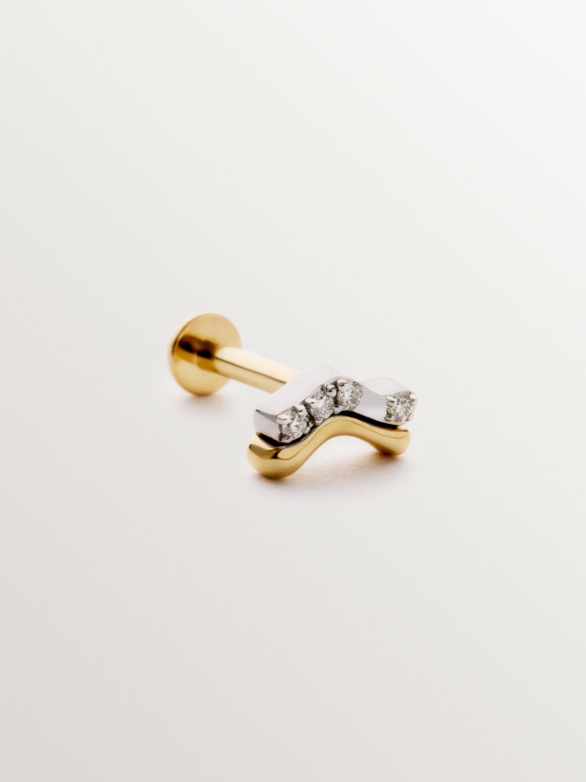 Piercing individual de oro amarillo y blanco de 18K con diamantes blancos en talla brillante.