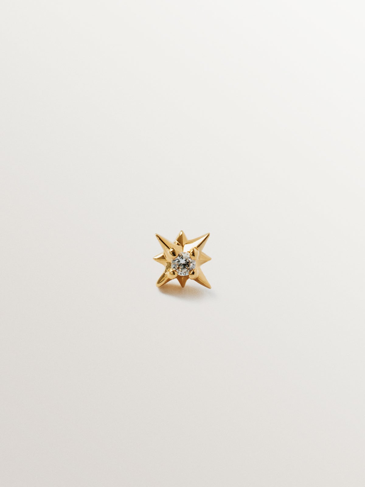 Piercing individual de oro amarillo de 18K con diamante blanco